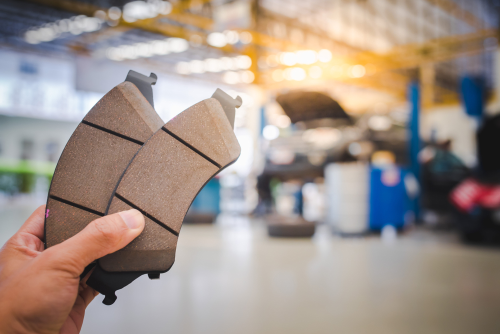 Image,Of,New,Brake,Pads,Held,By,A,Car,Mechanic